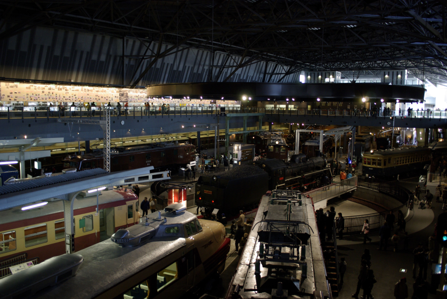 鉄道博物館の2階から1階を見た写真