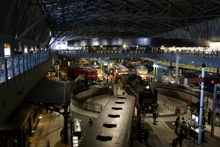 鉄道博物館2階から1階を見た写真