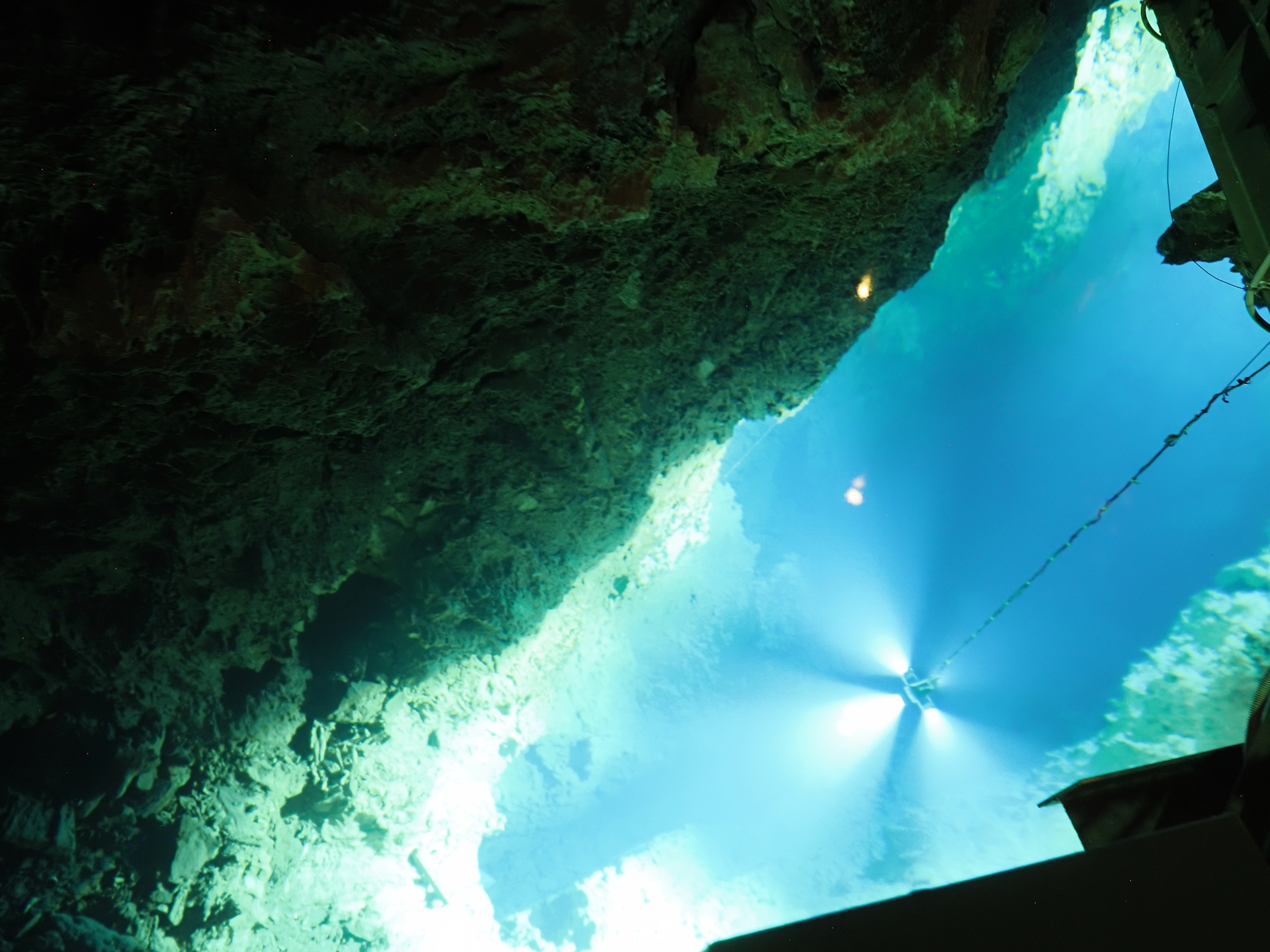 龍泉洞の地底湖