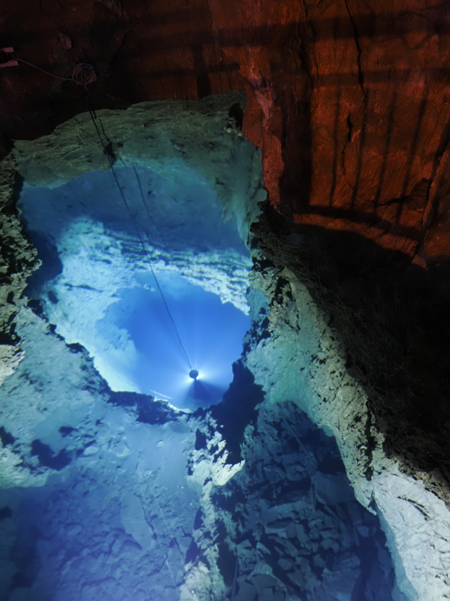 龍泉洞の地底湖