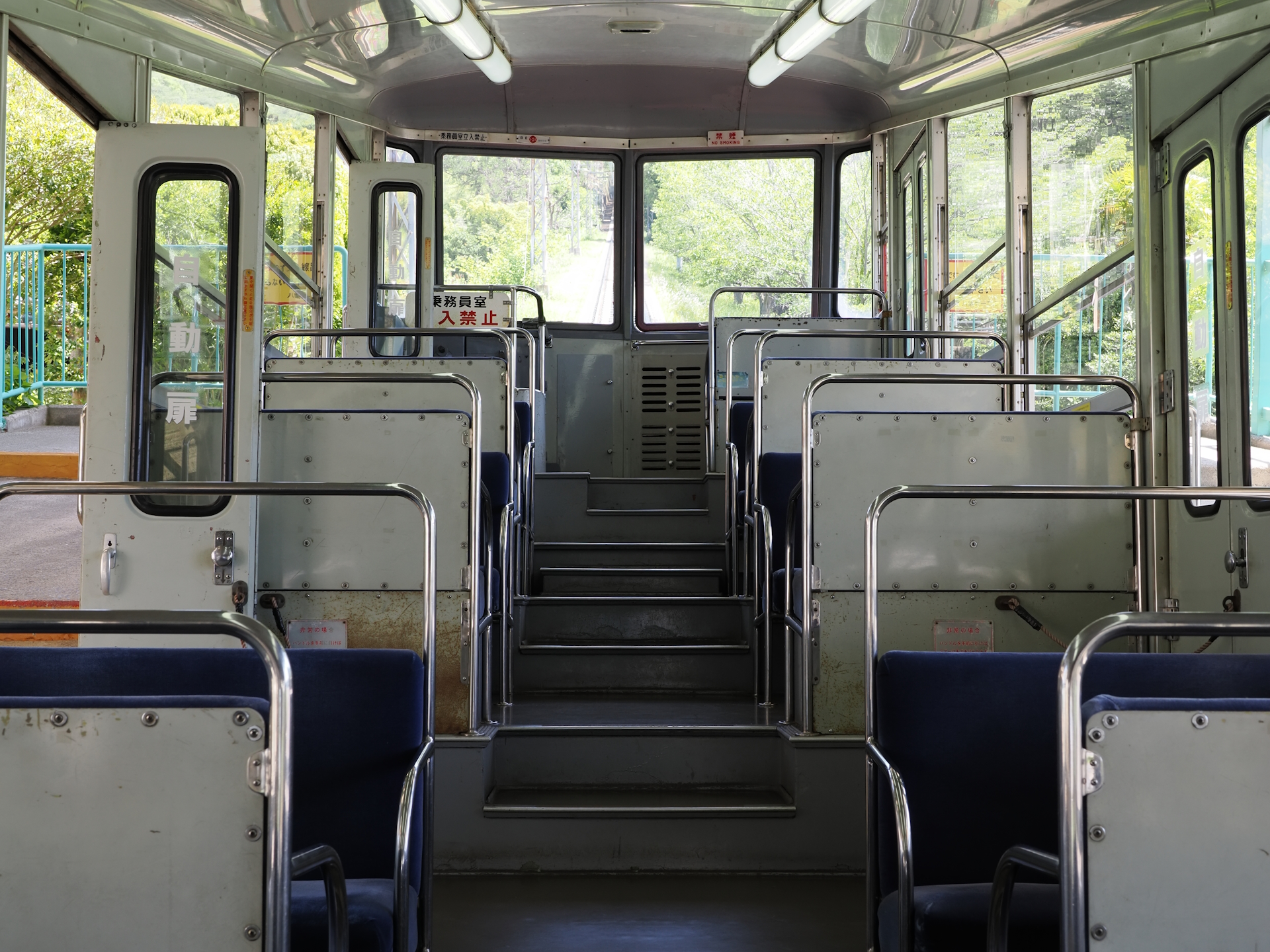 八栗ケーブル 車内
